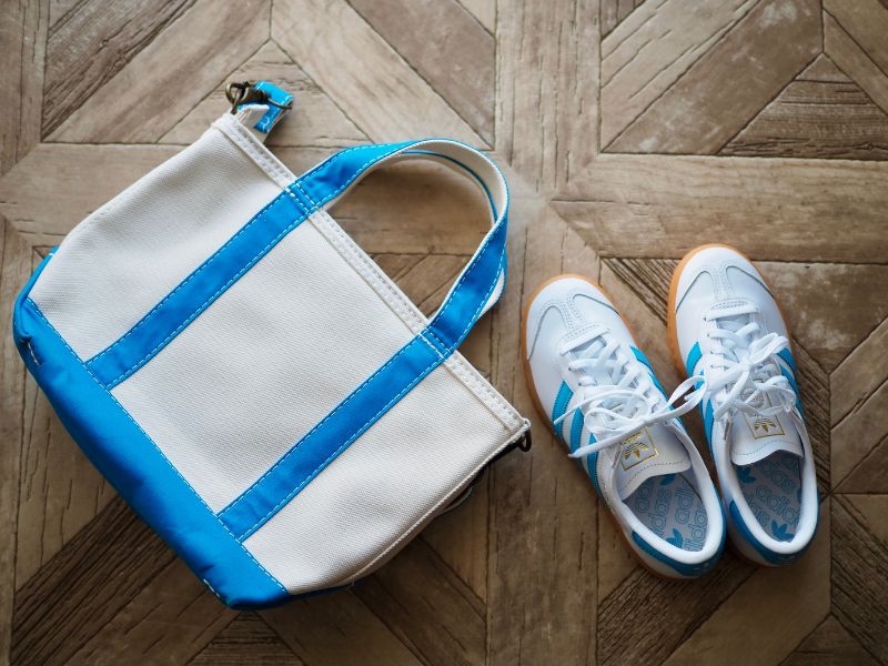 L.L.Bean ジップトップのターコイズブルーとアディダスHAMBURGの水色ライン、色のリンクが見える