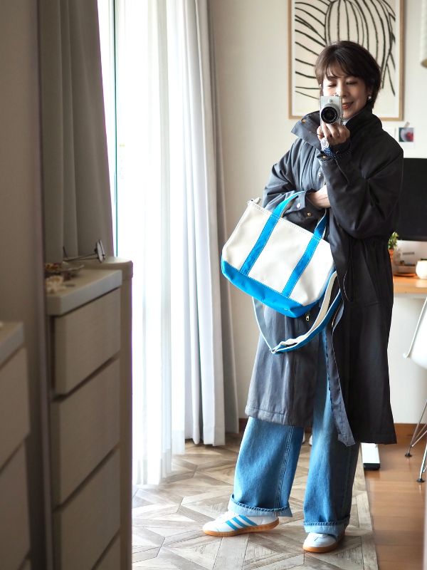 冬のダークトーンコーディネートにターコイズのL.L.Beanトートバッグを合わせたスタイリング