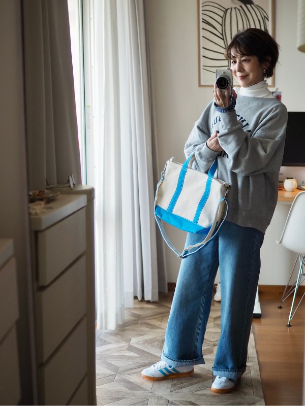 ベーシックなデニムのコーディネートにターコイズのL.L.Beanトートバッグを合わせたスタイリング