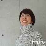 ローゲージのセーターを着て笑顔のお客様