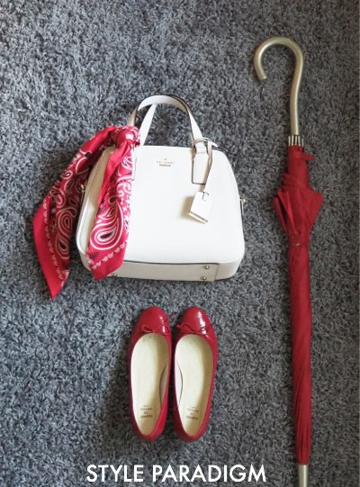 赤のバレエシューズと赤の傘、赤いスカーフをバッグに巻いた小物コーデ