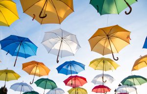 空に浮かぶ沢山のカラフルな傘