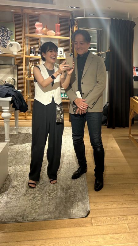 同行ショッピング中のスタイリストとクライアント