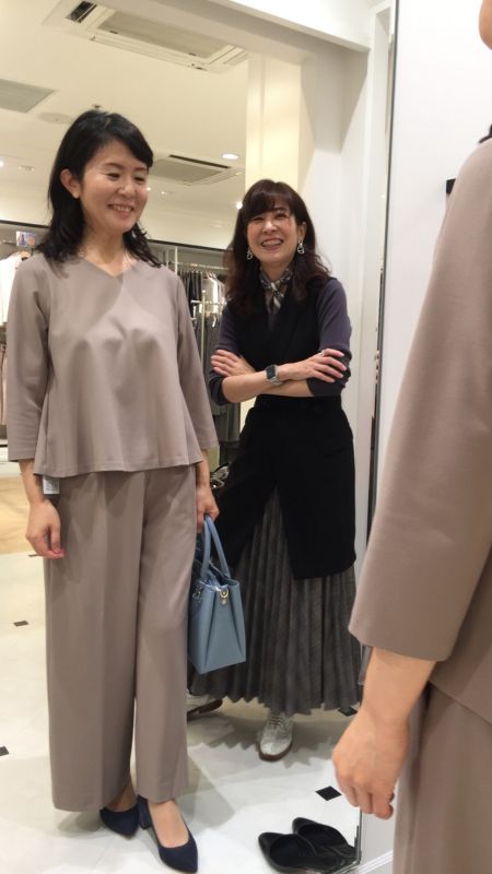 同行ショッピング中のスタイリストとクライアント