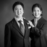 バウリニューアル撮影 スーツ姿で並ぶ夫婦のフォーマル記念写真