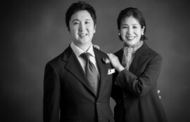 バウリニューアル撮影 スーツ姿で並ぶ夫婦のフォーマル記念写真