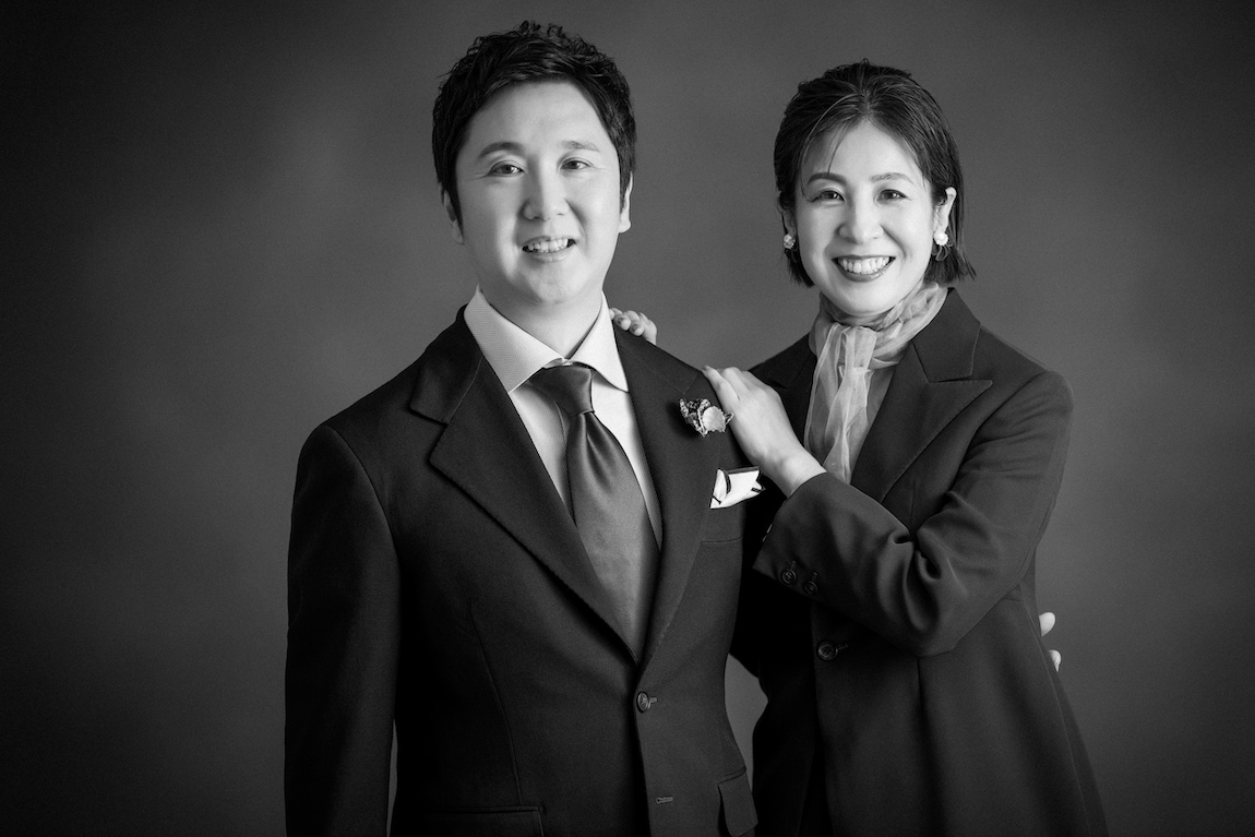 バウリニューアル撮影 スーツ姿で並ぶ夫婦のフォーマル記念写真