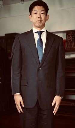 スーツ姿の男性のビフォー（正面）