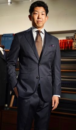 メンズスーツの男性のアフター写真（正面）