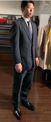 スーツを着た男性のビフォー写真