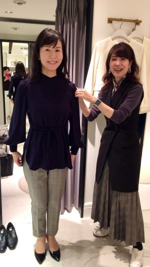 フィッティング中のクライアントとスタイリスト