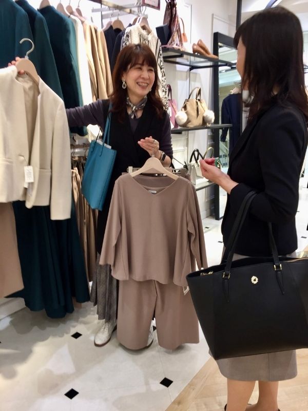 ショッピング同行中のスタイリストとクライアント