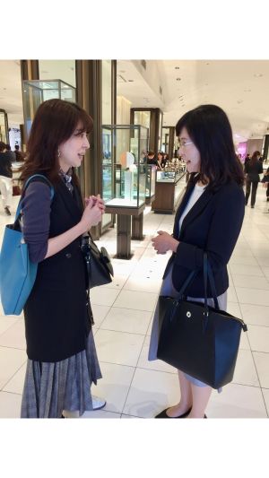 待ち合わせ場所で対面するスタイリストとクライアント