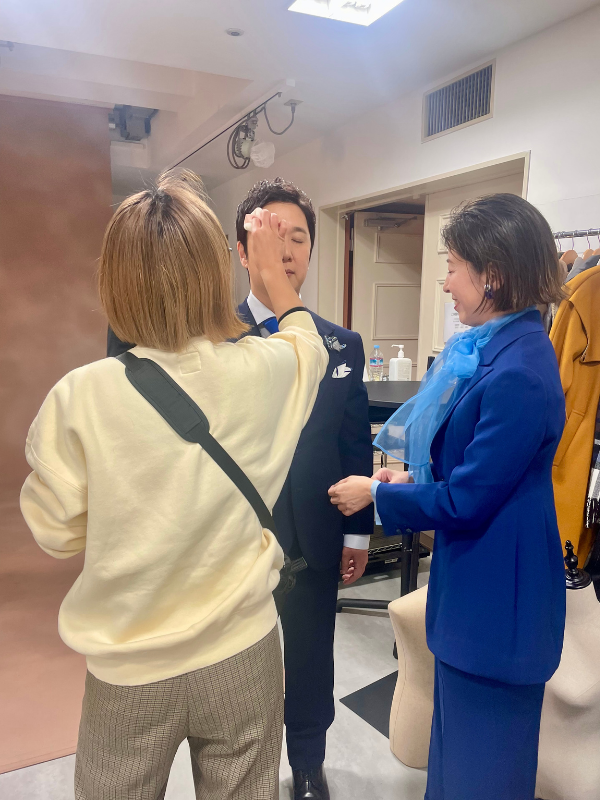 撮影スタジオで、メイクを直してもらうカップル