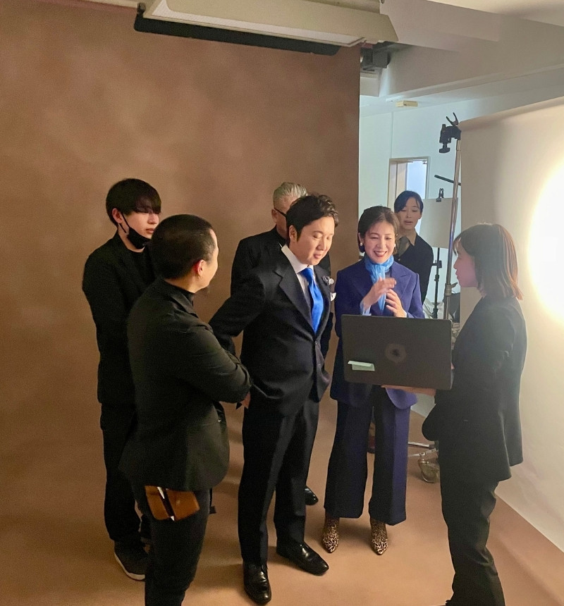 写真のカットを選定中のカップルと撮影チーム