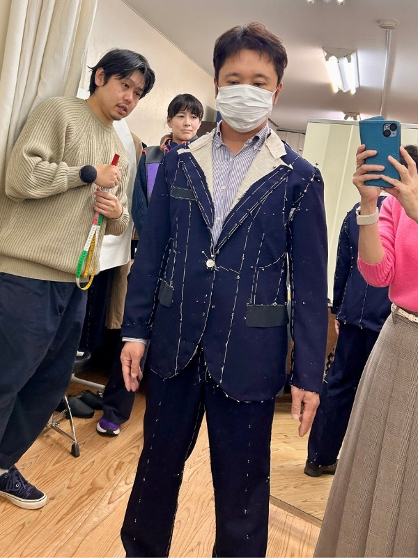 スーツの仮縫い中の男性