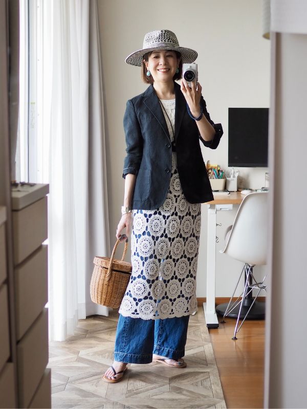 黒のジャケットのインナーにレースワンピースの重ね着をした着画